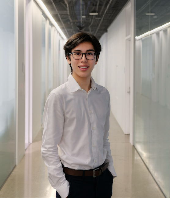 Portrait picture of Clément Rozé, smiling at the camera